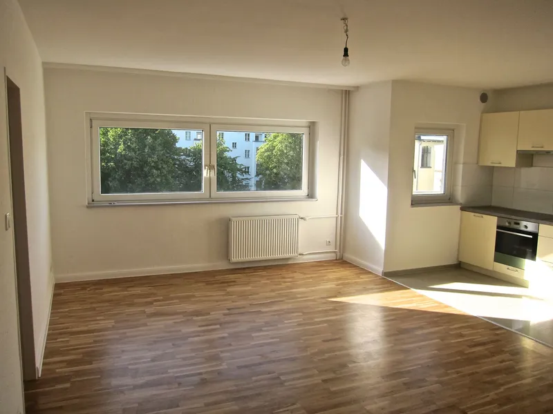 Teilgewerbliche Vermietung! Geräumige 4-Zimmer Wohnung mit Balkon ! — photo 1